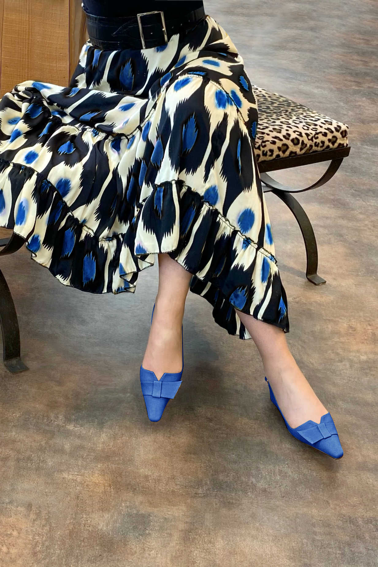 Electric blue women's open back shoes, with a knot. Tapered toe. Low block heels. Worn view - Florence KOOIJMAN